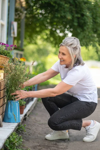 Gardening Woman White Thsirt Spending Time Graden Looking Busy — ストック写真