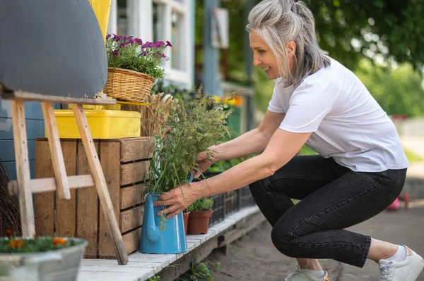 Gardening Woman White Thsirt Spending Time Graden Looking Busy — Stockfoto