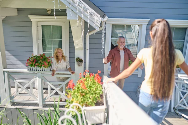 Reunión Padre Conociendo Dauhter Luciendo Feliz Emocionado — Foto de Stock