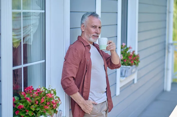 Fin Semana Hombre Canoso Tomando Café Terraza Casa — Foto de Stock