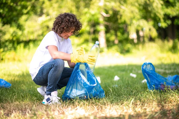 Zero Odpadów Młody Facet Zbierający Sortujący Śmieci Parku — Zdjęcie stockowe