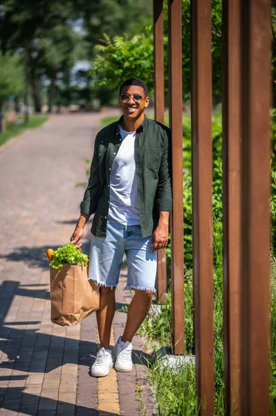 Walk Young Dark Skinned Man Sunglasses Bag Food Standing Smiling — Foto Stock