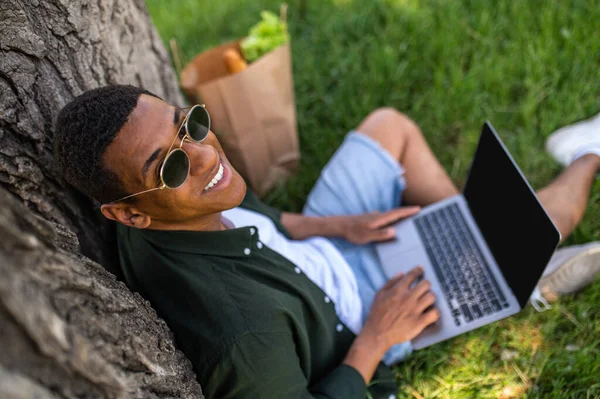 Life Style Top View Black Man Sunglasses Using Laptop Smiling — Stock Fotó