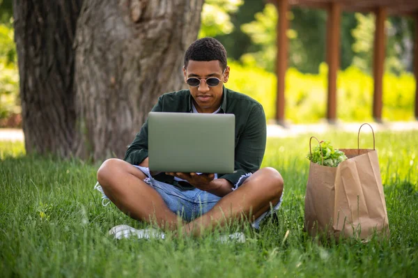 Time Nature Dark Skinned Guy Sunglasses Looking Laptop Sitting Grass — 스톡 사진