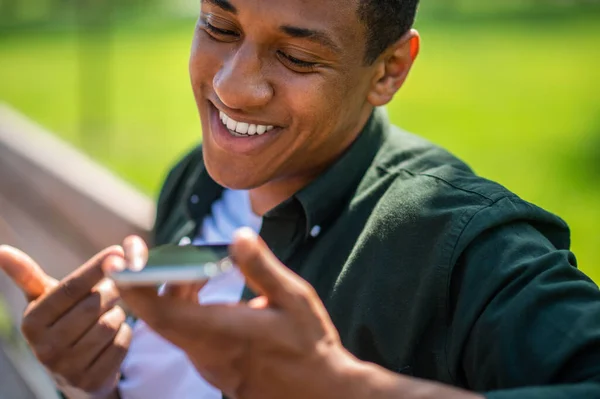 Mensaje Voz Sonriente Joven Piel Oscura Hombre Hablando Sosteniendo Teléfono — Foto de Stock