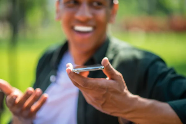 Messaggio Audio Smartphone Mano Uomo Dalla Pelle Scura Gesticolare Felicemente — Foto Stock