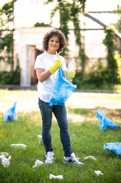 Gathering Garbage Curly Haired Teen Gathering Garbage Park — Stok Foto