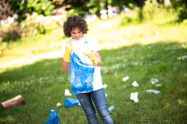 Eco Issues Curly Haired Teen Looking Concentrated While Gathering Litter — Foto de Stock