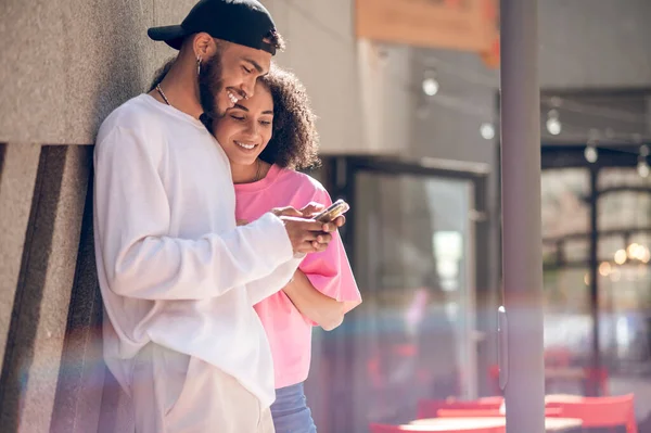 Linda Pareja Joven Con Gorra Negra Una Mujer Con Camiseta — Foto de Stock