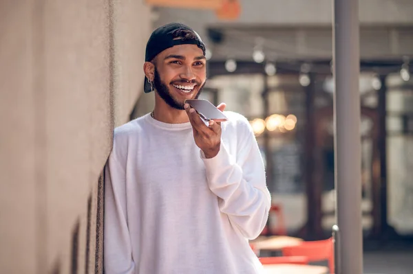 Homme Avec Téléphone Beau Homme Dans Une Casquette Noire Avec — Photo