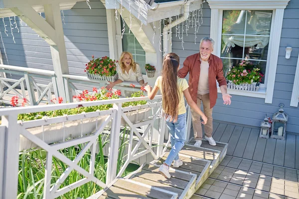 Reunión Padre Conociendo Dauhter Luciendo Feliz Emocionado — Foto de Stock