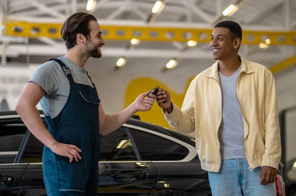 Car Key Two Young Adult Men Standing Sideways Camera Looking — Stockfoto