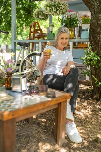 Cocktail Yard Mature Woman Sitting Drinking Her Cocktail — Stock Fotó