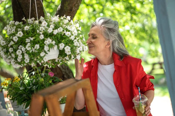 Belles Fleurs Une Femme Sentant Les Fleurs Regardant Apprécié — Photo