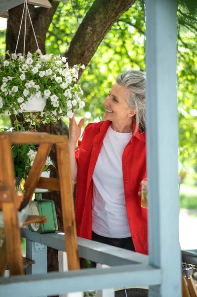 Tiempo Jardín Sonriente Mujer Mediana Edad Sintiéndose Bien Pasar Tiempo —  Fotos de Stock
