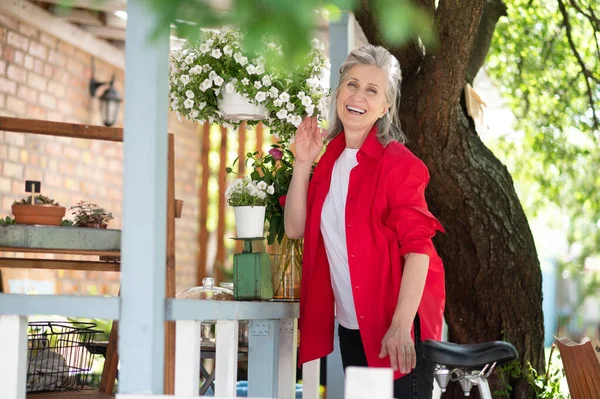 Time Garden Smiling Mid Aged Woman Feeling Good Spending Time — ストック写真