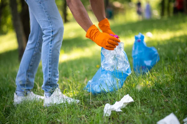 Peduli Tangan Kesayangan Dari Pria Berkulit Gelap Menaruh Sampah Plastik — Stok Foto