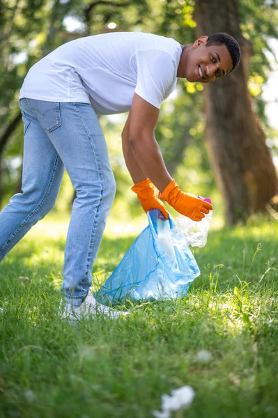 Maßnahmen Ergreifen Dunkelhäutiger Typ Lächelt Kamera Die Seitlich Zur Kamera — Stockfoto