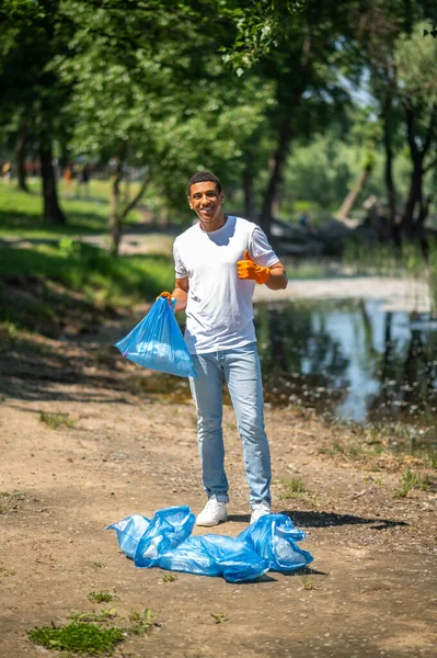 Good Work Young Dark Skinned Man Showing Sign Holding Trash — Foto de Stock