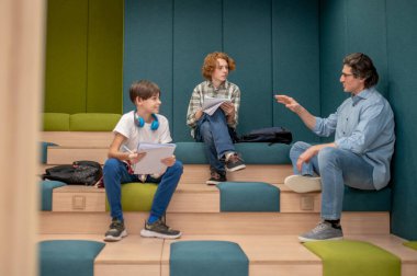 Projeyi tartışıyorduk. Bir öğretmen ve öğrencileri projenin detaylarını tartışıyor.