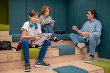 Projeyi tartışıyorduk. Bir öğretmen ve öğrencileri projenin detaylarını tartışıyor.