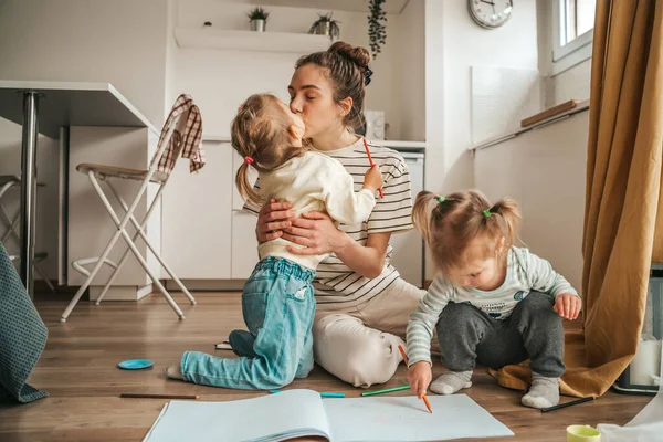 Little Girl Drawing Colored Pencil Sketchbook While Her Mother Kissing —  Fotos de Stock