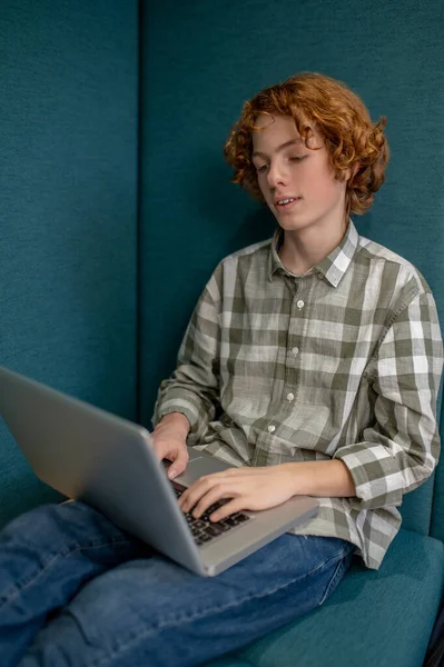 Online Ginger Boy Sitting Laptop Watching Something Online — Φωτογραφία Αρχείου