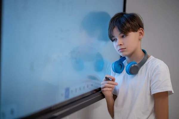 Lesson Boy Standing Board Classroom — Φωτογραφία Αρχείου