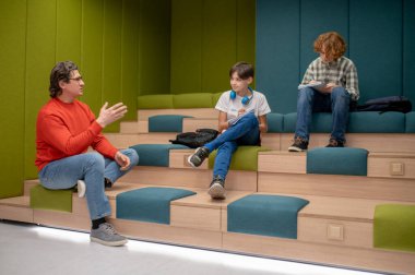 Derste. Bir öğretmen ve öğrenciler dersteler.