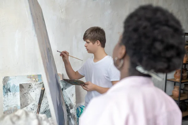 Art Studio Positive Tutor Having Workshop Boy Syndrome — Stockfoto