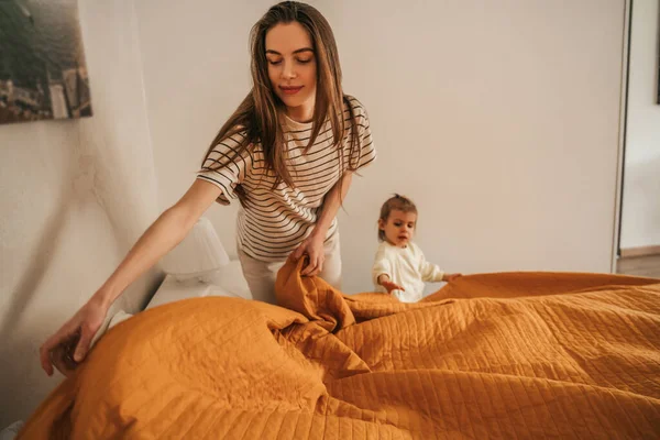 Junge Frau Und Kleines Mädchen Stehen Schlafzimmer Und Ziehen Die — Stockfoto