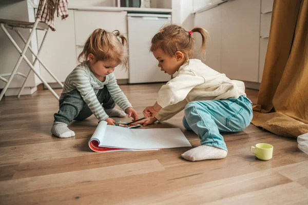 Two Kids Sitting Floor Taking Colored Pencils Out Cardboard Box —  Fotos de Stock
