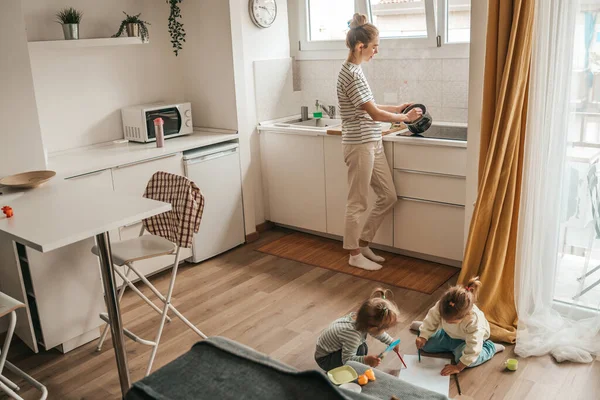 Children Drawing Together Sheet Paper Colored Pencils While Mother Preparing — Zdjęcie stockowe