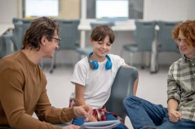 Proje üzerinde çalış. Okul çocukları ve öğretmenleri bir proje üzerinde birlikte çalışıyorlar.