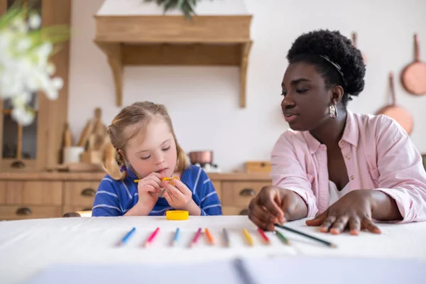 Home Schooling African American Woman Girl Learning Colors Drawing — Foto Stock
