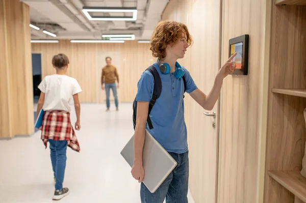 Okulda Kızıl Çocuk Okul Koridorunda Duruyor Sensör Paneline Dokunuyor — Stok fotoğraf