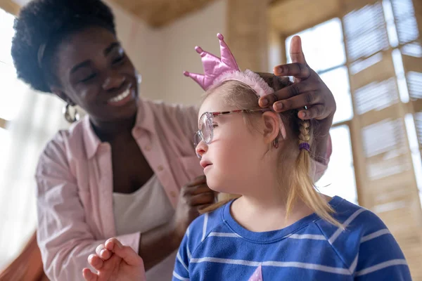 Little Princess African American Woman Putting Crown Head Girl Blue — Stockfoto