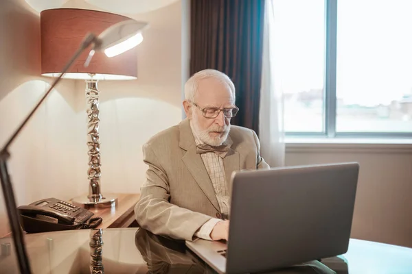 Working Senior Man Sitting Laptop Looking Busy — Stock fotografie