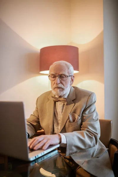 Working Senior Man Sitting Laptop Looking Busy — Stockfoto