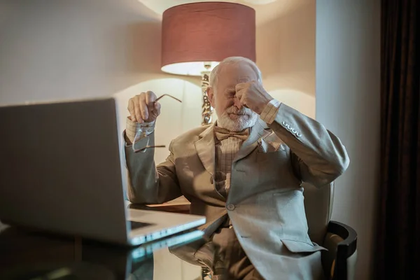 Working Senior Man Sitting Laptop Looking Tired — Fotografia de Stock