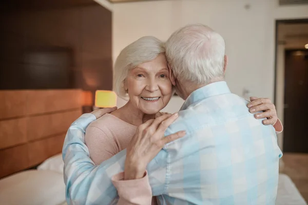 Happy Couple Gray Haired Couple Embracing Feeling Happy — стоковое фото