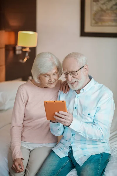 Internet Senior Couple Sitting Bed Watching Something Talet — Foto de Stock