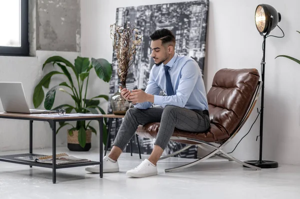 Waiting Successful Attractive Young Man Shirt Tie Sitting Armchair Looking — Fotografia de Stock