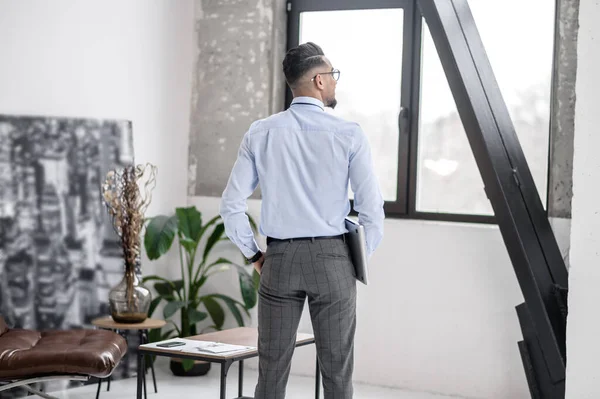 Confidence Business Man White Shirt Laptop Standing Back Camera Looking — Foto de Stock