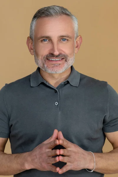 Confidence Gray Haired Smiling Man Looking Confident — Fotografia de Stock