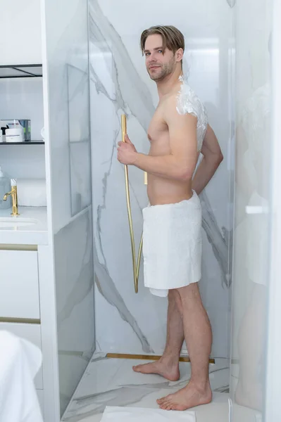 Κάνω Μπάνιο Έντονος Νεαρός Άνδρας Που Κάνει Ντους Μετά Από — Φωτογραφία Αρχείου