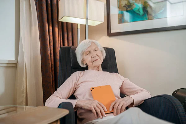Senior Woman Pink Blouse Tablet Sitting Armchair — Stock fotografie