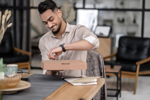 Important Point Smiling Young Bearded Man Opening Pizza Box While — Stok fotoğraf