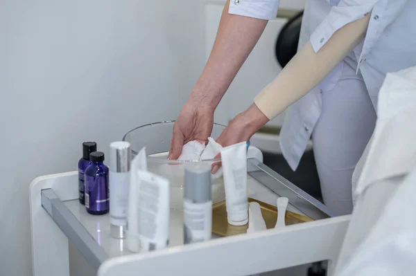 Beauty Line Close Picture Cosmetologists Hands Choosing Cream Procedure — Foto Stock