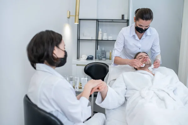 Skin Care Young Man Having Hand Massage Face Procedures Salon — Stockfoto